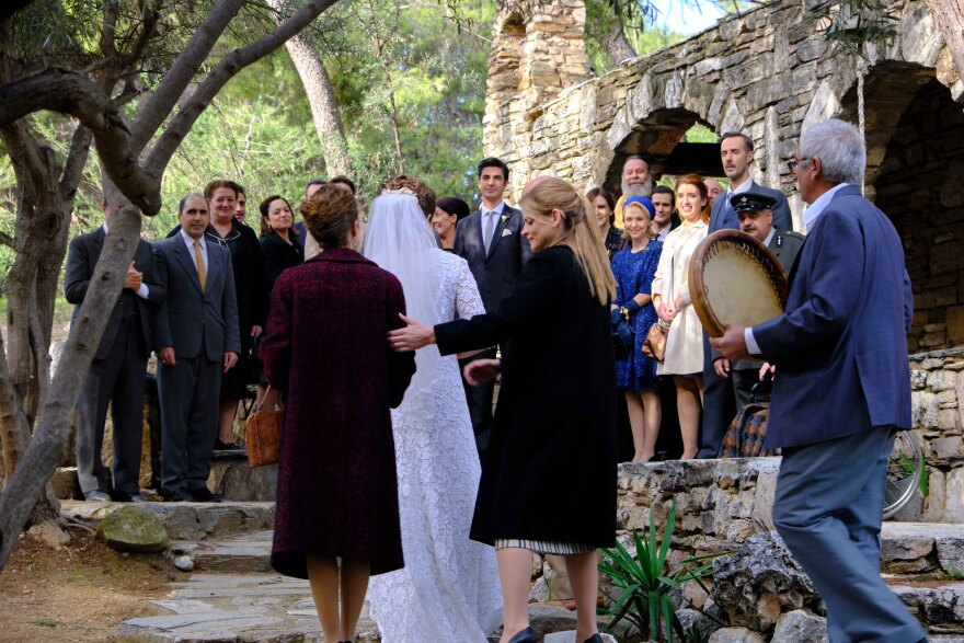 Άγριες Μέλισσες - Νέα επεισόδια: Ελένη και Λάμπρος επιτέλους παντρεύονται