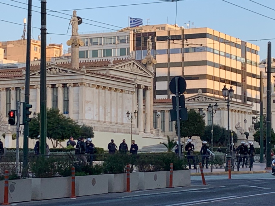 Δείτε βίντεο: Επεισόδια και προσαγωγές στο κέντρο της Αθήνας, στην πορεία για τον Δημήτρη Κουφοντίνα