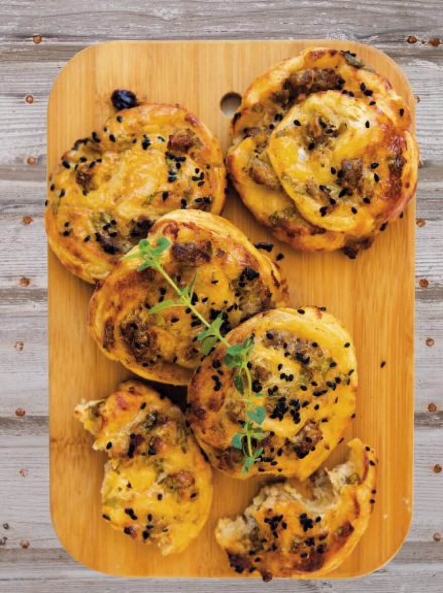 Η συνταγή της ημέρας: Λουκανικοπιτάκια στριφτά με κεφτέ λουκάνικο