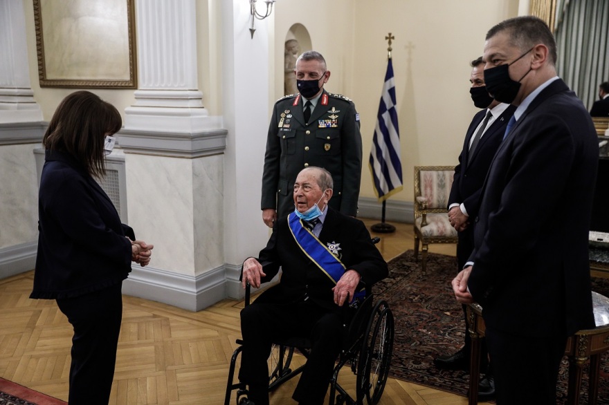Σακελλαροπούλου: Παρασημοφόρησε τον εφοπλιστή Ι. Τσούνη με τον Μεγαλόσταυρο του Τάγματος της Τιμής