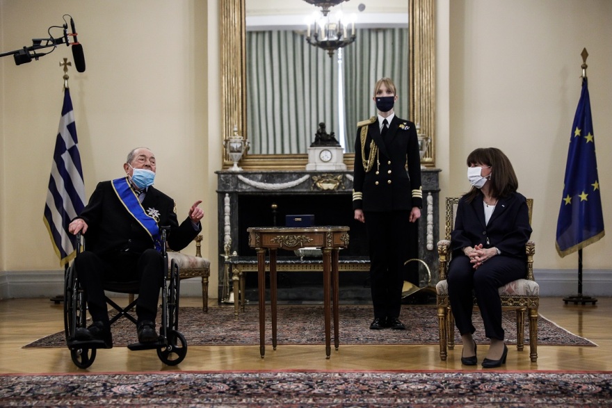 Σακελλαροπούλου: Παρασημοφόρησε τον εφοπλιστή Ι. Τσούνη με τον Μεγαλόσταυρο του Τάγματος της Τιμής