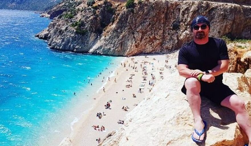 O Τούρκος που φέρεται να έσπρωξε την έγκυο γυναίκα του από γκρεμό γύρισε στο σημείο για να... ποζάρει (Φωτογραφία)