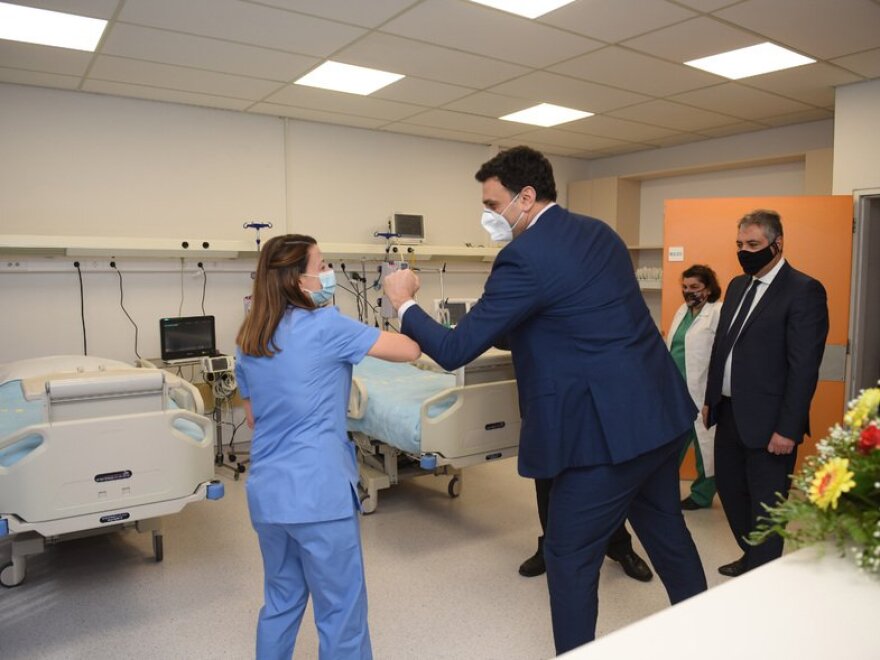 Κορωνοϊός - Κικίλιας από Πάτρα: Έχουμε φτάσει στους 790.000 εμβολιασμούς και συνεχίζουμε