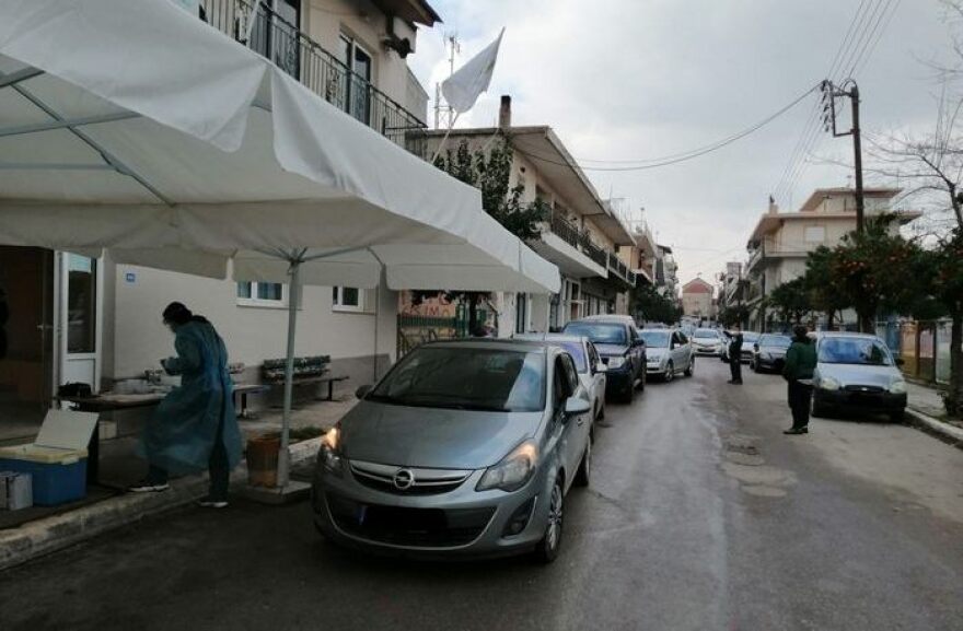 Κορωνοϊός - Μαλεσίνα: Τεράστια ουρά αυτοκινήτων για rapid test – Δείτε βίντεο