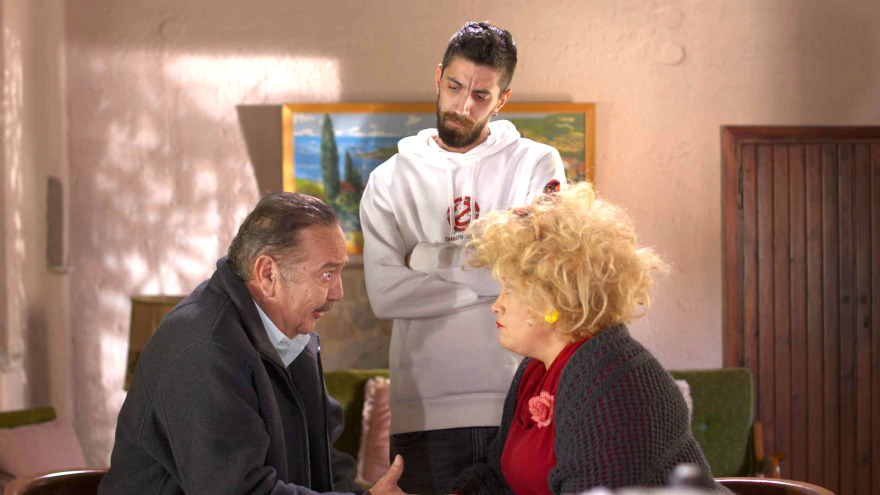 ΕΡΤ:  «Χαιρέτα μου τον Πλάτανο» Spoiler – O νεοφερμένος Μένιος αποκαλύπτει το «μεγάλο μυστικό» του χωριού