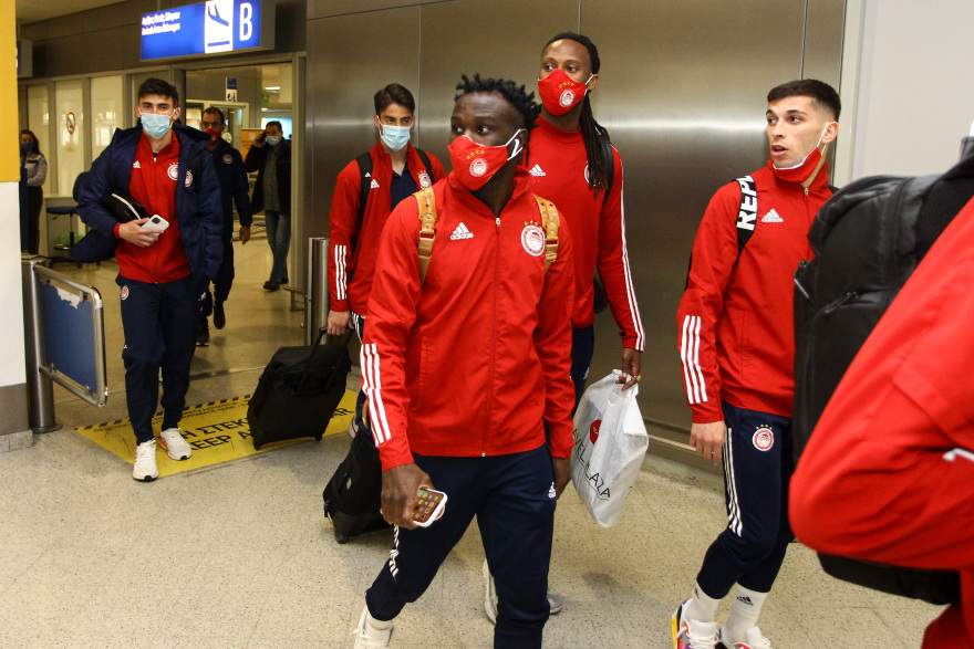 «Πάτησε» Ελλάδα ο Ολυμπιακός: Παίκτες και Μαρτίνς έμαθαν την κλήρωση με Άρσεναλ στο αεροπλάνο