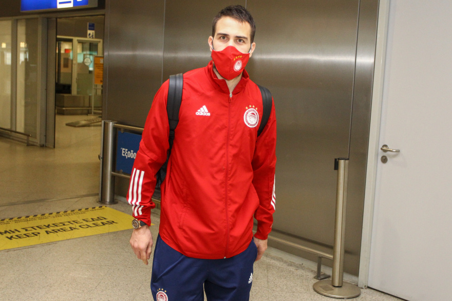 «Πάτησε» Ελλάδα ο Ολυμπιακός: Παίκτες και Μαρτίνς έμαθαν την κλήρωση με Άρσεναλ στο αεροπλάνο