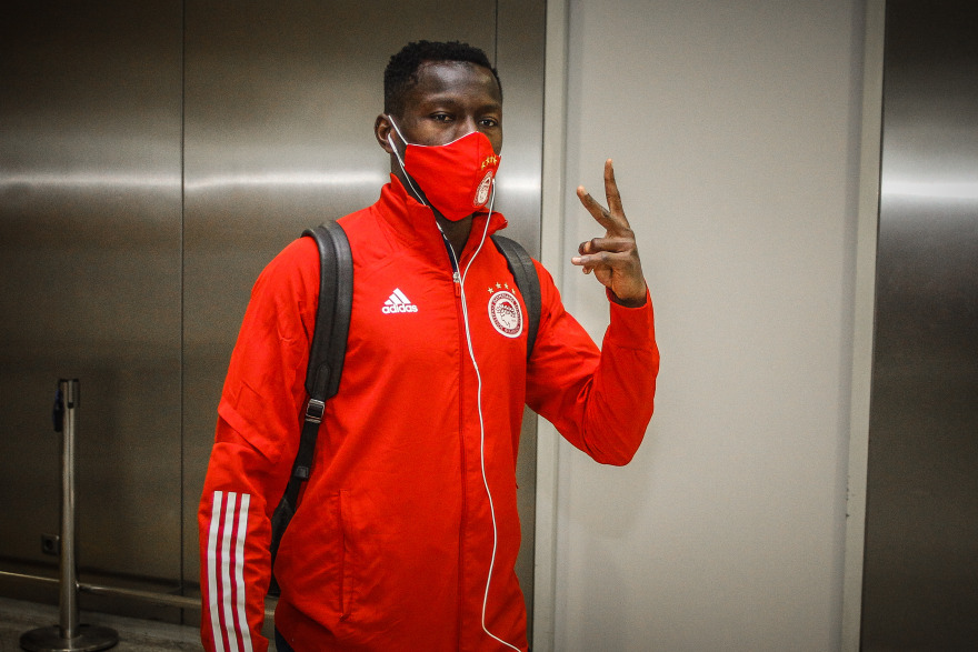 «Πάτησε» Ελλάδα ο Ολυμπιακός: Παίκτες και Μαρτίνς έμαθαν την κλήρωση με Άρσεναλ στο αεροπλάνο