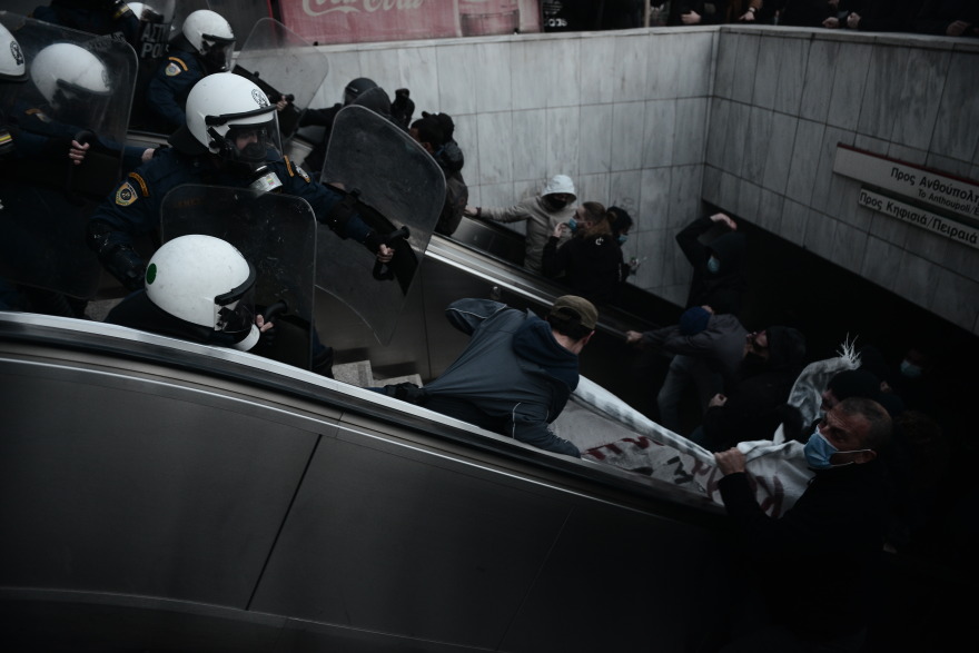 Χημικά στη νέα συγκέντρωση για τον Κουφοντίνα στο κέντρο της Αθήνας