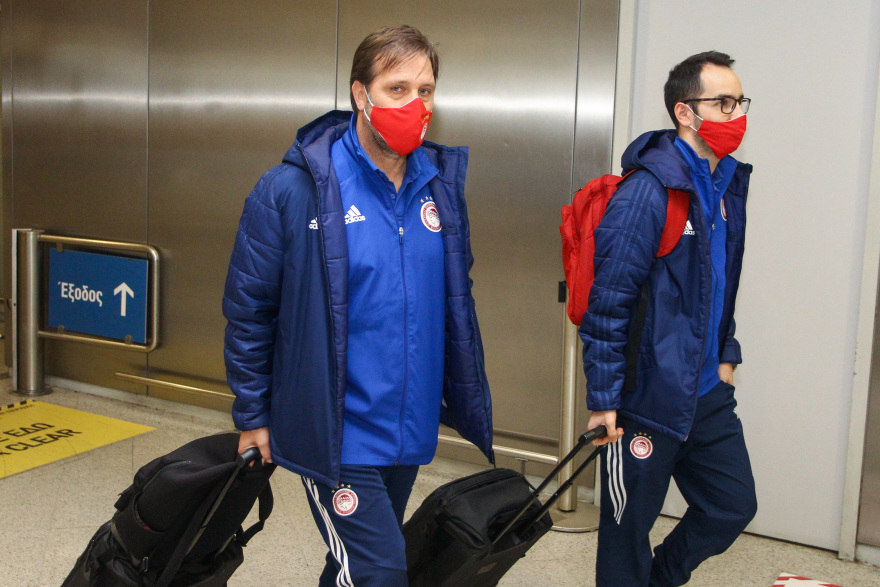 «Πάτησε» Ελλάδα ο Ολυμπιακός: Παίκτες και Μαρτίνς έμαθαν την κλήρωση με Άρσεναλ στο αεροπλάνο