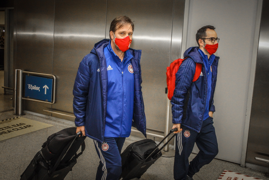 «Πάτησε» Ελλάδα ο Ολυμπιακός: Παίκτες και Μαρτίνς έμαθαν την κλήρωση με Άρσεναλ στο αεροπλάνο