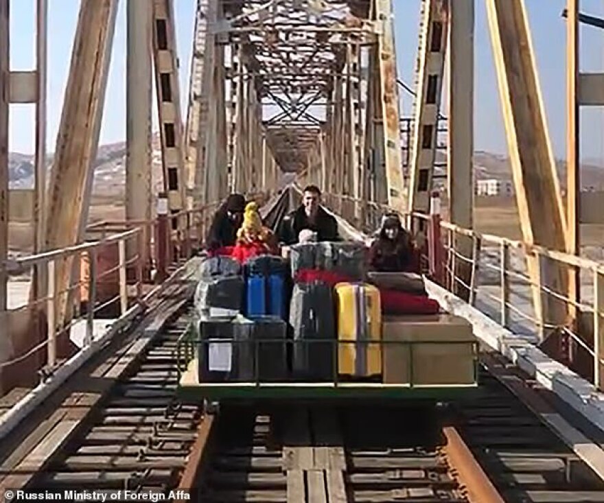 Κορωνοϊός: Ρώσοι διπλωμάτες ταξίδεψαν... με καρότσα για να επιστρέψουν στη χώρα τους από τη Βόρεια Κορέα 