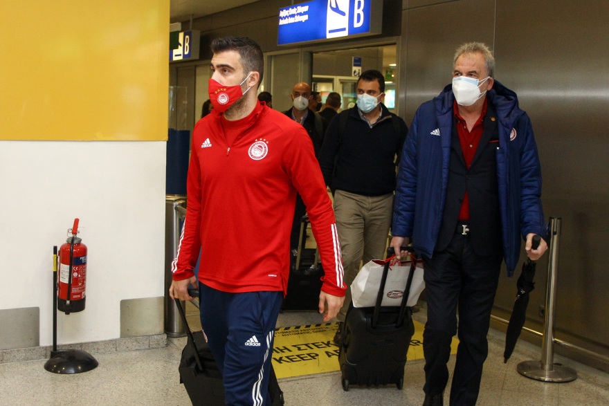 «Πάτησε» Ελλάδα ο Ολυμπιακός: Παίκτες και Μαρτίνς έμαθαν την κλήρωση με Άρσεναλ στο αεροπλάνο