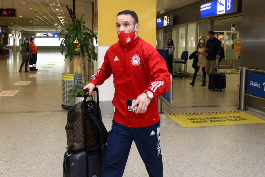 «Πάτησε» Ελλάδα ο Ολυμπιακός: Παίκτες και Μαρτίνς έμαθαν την κλήρωση με Άρσεναλ στο αεροπλάνο