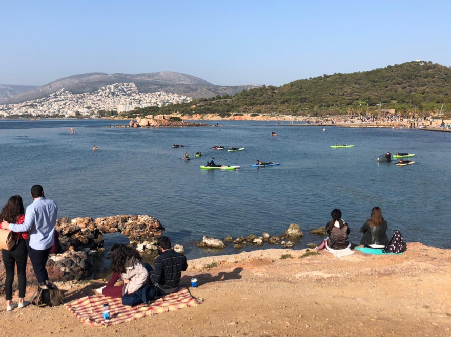 Θύμισε καλοκαίρι η παραλία στο Καβούρι - Δείτε βίντεο και φωτογραφίες