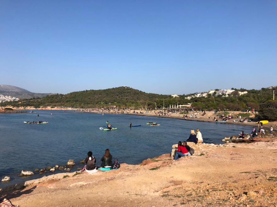 Θύμισε καλοκαίρι η παραλία στο Καβούρι - Δείτε βίντεο και φωτογραφίες