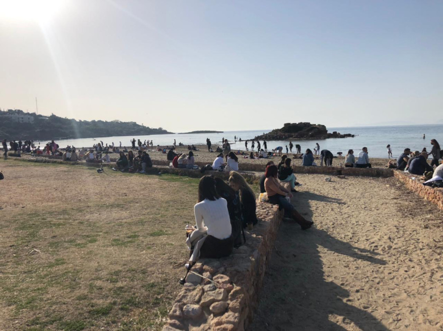 Θύμισε καλοκαίρι η παραλία στο Καβούρι - Δείτε βίντεο και φωτογραφίες