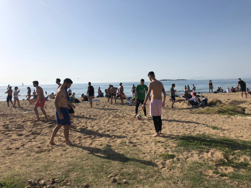 Θύμισε καλοκαίρι η παραλία στο Καβούρι - Δείτε βίντεο και φωτογραφίες