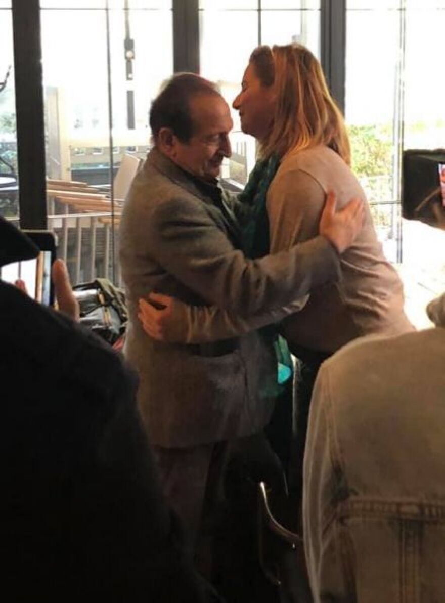 Σοφία Μπεκατώρου - Σπύρος Μπιμπίλας: Η συνάντηση και η αγκαλιά μετά τη δικαίωση