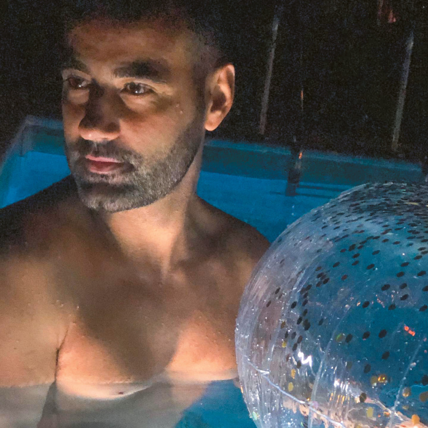 «Με βίασε» καταγγέλλει ο Άνθης - «Συναινετικό σεξ» απαντά ο Στραβοπόδης