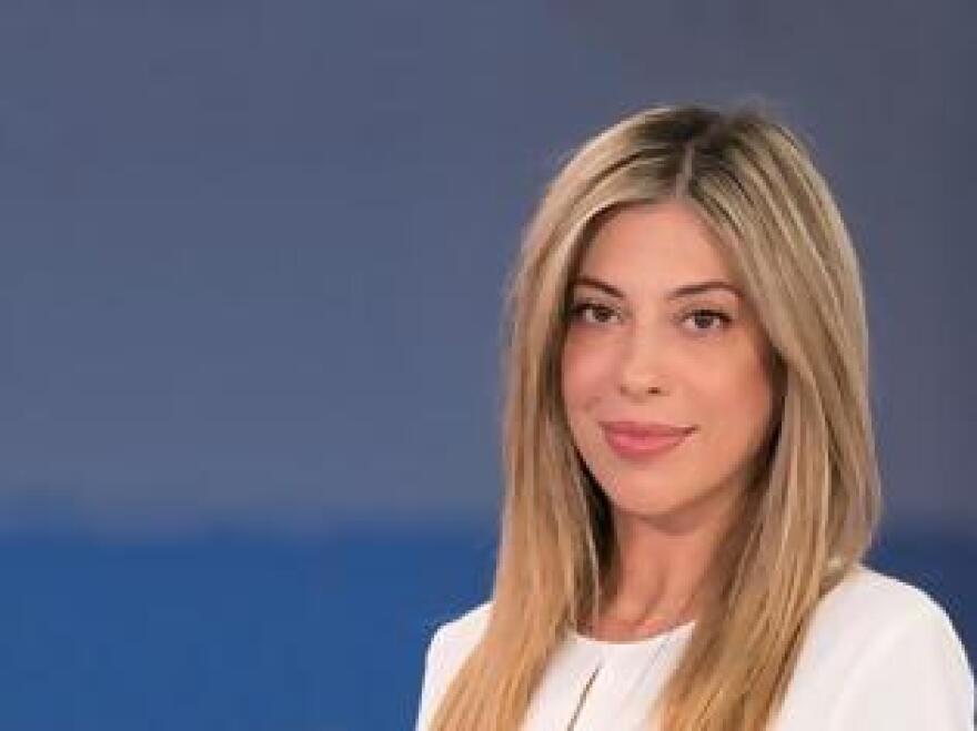 ΘΕΜΑ 104,6: Η Μάιρα Μπάρμπα κάθε μεσημέρι διαβάζει τα social media... αλλιώς!