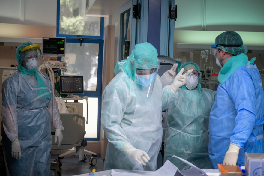 Κορωνοϊός: Στην «εντατική» το ΕΣΥ - Με δύο κλίνες κενές εφημερεύουν τα νοσοκομεία της Αττικής