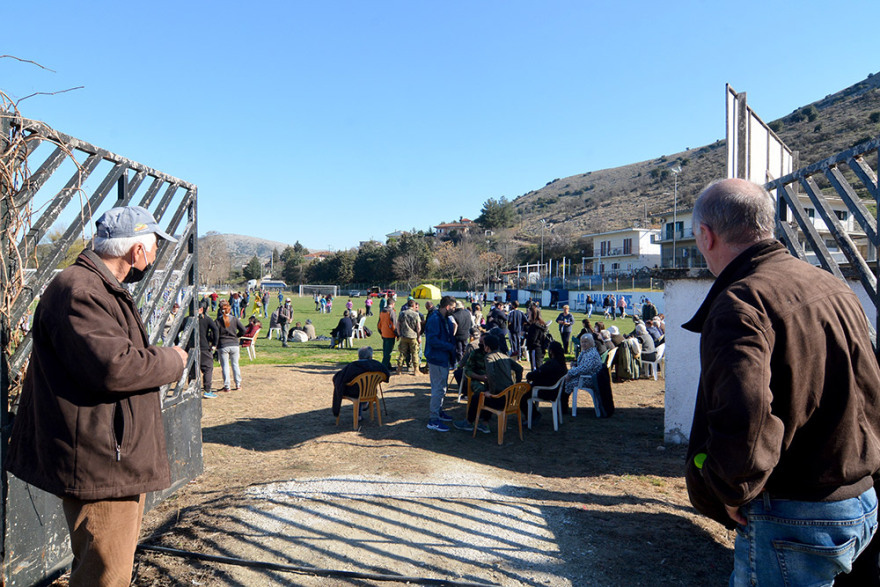 Σεισμός 6 Ρίχτερ στην Ελασσόνα: Στήνουν σκηνές στα χωριά που επλήγησαν για να διανυκτερεύσουν οι πολίτες