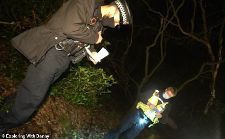 YouTube: Σάλος με ζευγάρι που βρήκε κρανίο σε δάσος και το... επιδείκνυε στην κάμερα