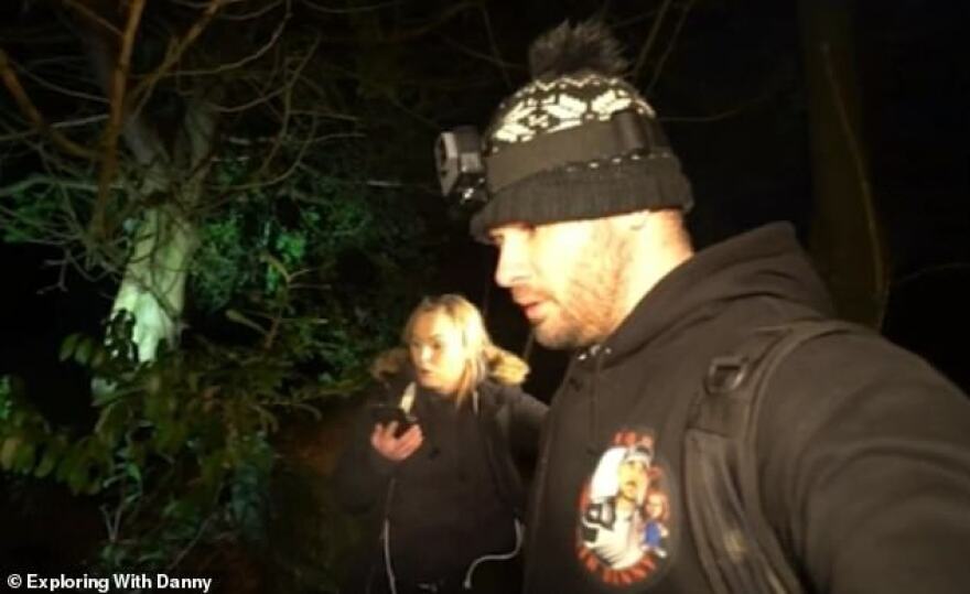 YouTube: Σάλος με ζευγάρι που βρήκε κρανίο σε δάσος και το... επιδείκνυε στην κάμερα