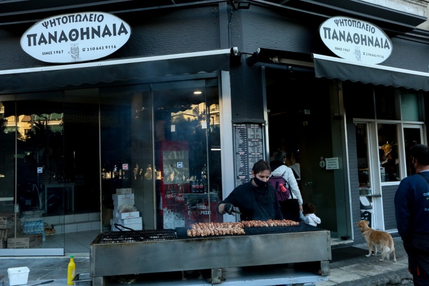 Τσικνοπέμπτη σε καιρό lockdown: Πήραν φωτιά... τα delivery!