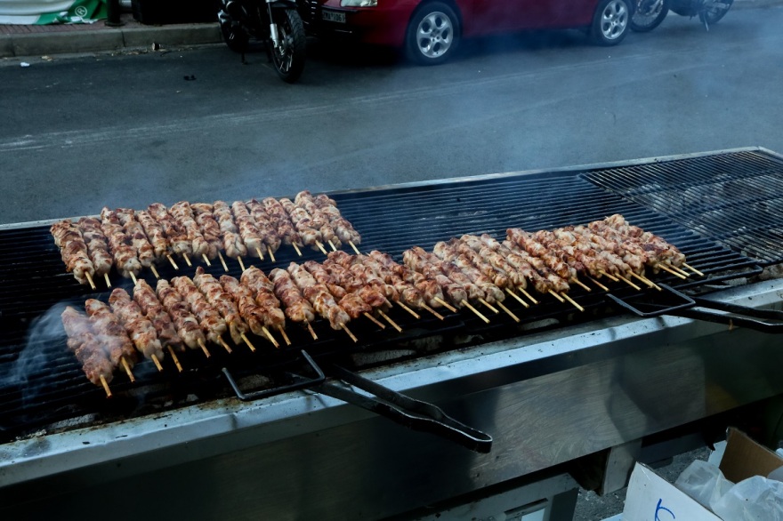Τσικνοπέμπτη σε καιρό lockdown: Πήραν φωτιά... τα delivery!