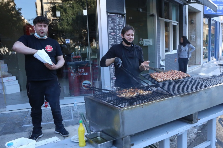 Τσικνοπέμπτη σε καιρό lockdown: Πήραν φωτιά... τα delivery!
