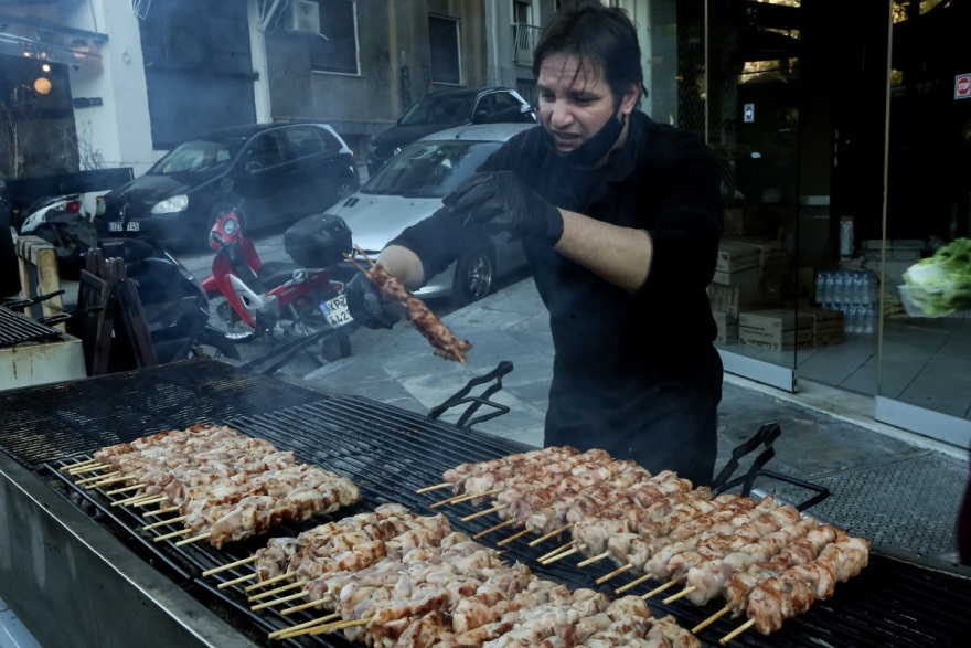 Τσικνοπέμπτη σε καιρό lockdown: Πήραν φωτιά... τα delivery!
