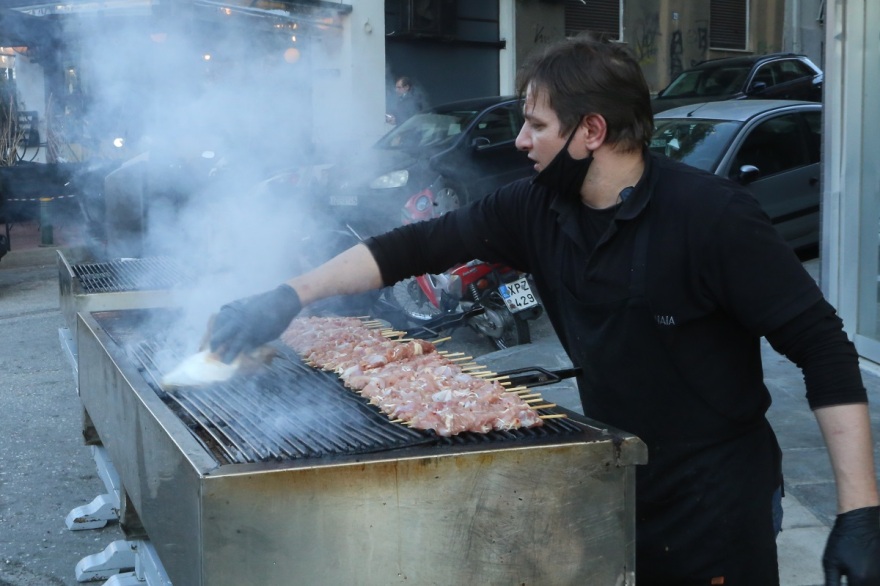 Τσικνοπέμπτη σε καιρό lockdown: Πήραν φωτιά... τα delivery!