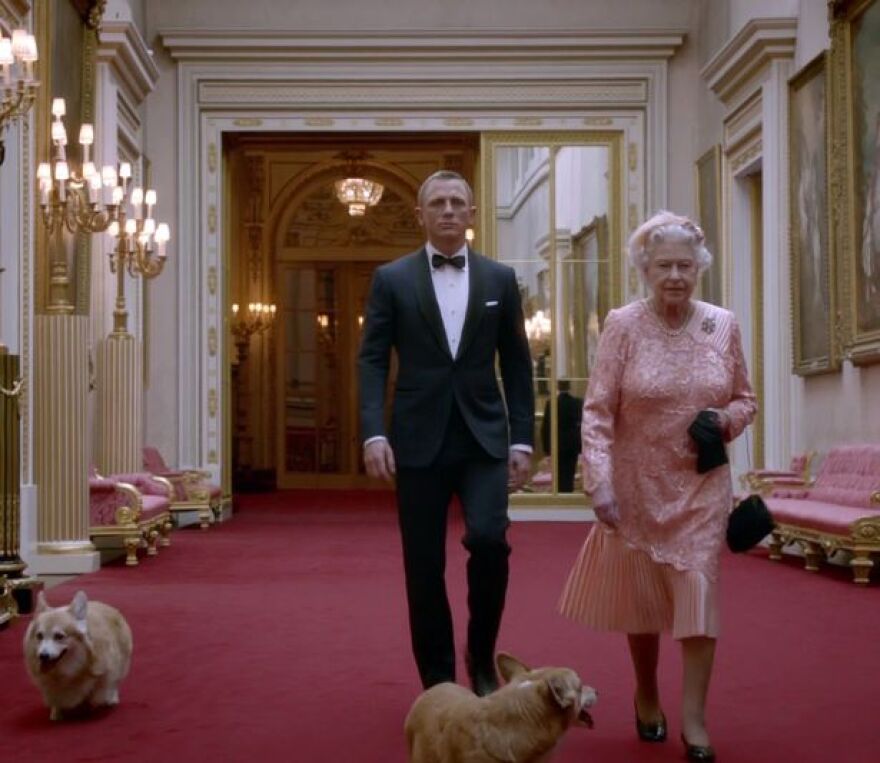 Βρετανία: Η βασίλισσα Ελισάβετ πήρε δώρο δυο κουτάβια-Δείτε φωτογραφίες