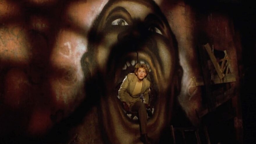 H ανατριχιαστική ανακάλυψη μιας γυναίκας πίσω από τον καθρέφτη της θυμίζει... θρίλερ! (Βίντεο)