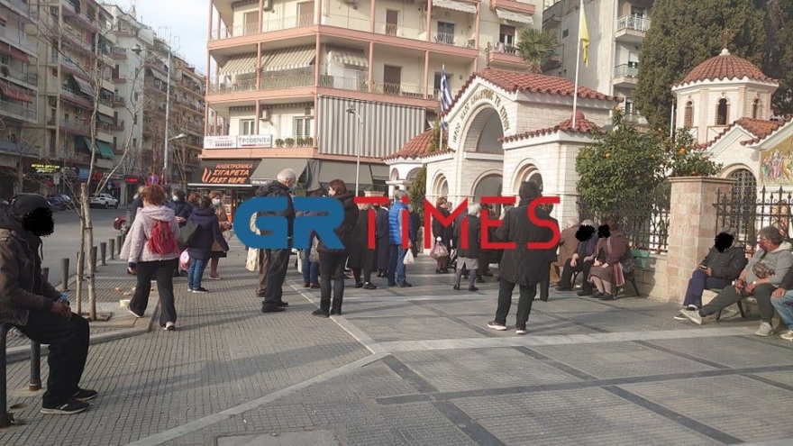 Θεσσαλονίκη: Εικόνες συνωστισμού έξω από εκκλησία λόγω... Ψυχοσάββατου