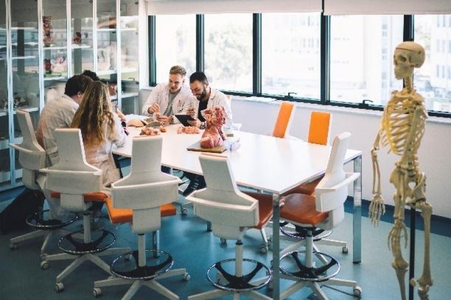 Πώς η Κύπρος δημιουργεί γιατρούς «νέας γενιάς»