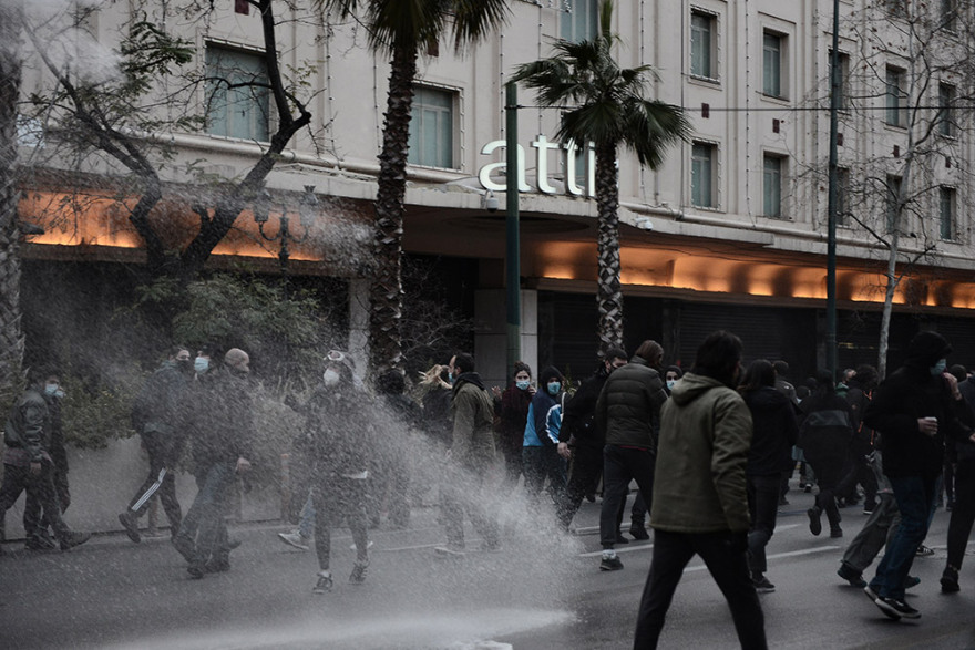 Επεισόδια στη συγκέντρωση για τον Δημήτρη Κουφοντίνα στο κέντρο της Αθήνας