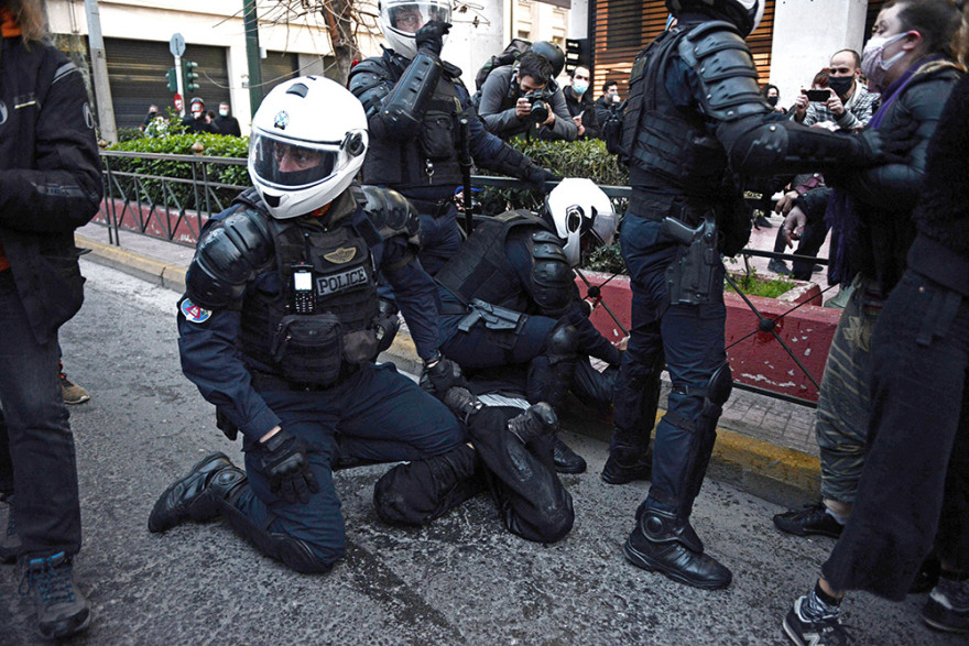 Επεισόδια στη συγκέντρωση για τον Δημήτρη Κουφοντίνα στο κέντρο της Αθήνας