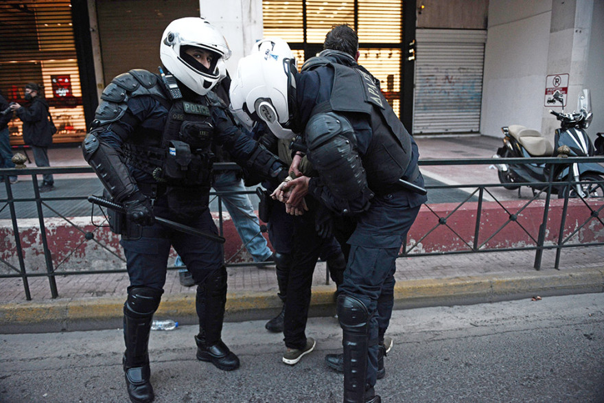 Επεισόδια στη συγκέντρωση για τον Δημήτρη Κουφοντίνα στο κέντρο της Αθήνας