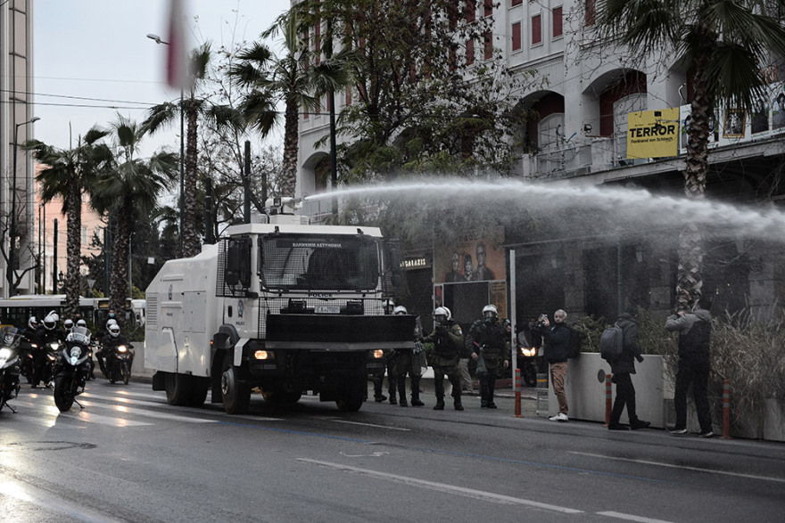 Επεισόδια στη συγκέντρωση για τον Δημήτρη Κουφοντίνα στο κέντρο της Αθήνας