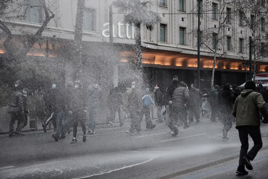 Επεισόδια στη συγκέντρωση για τον Δημήτρη Κουφοντίνα στο κέντρο της Αθήνας