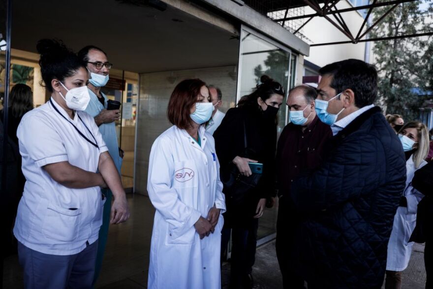 Τσίπρας στο Θριάσιο: Δραματική η κατάσταση στα νοσοκομεία ενώ οι ιδιωτικές κλινικές μένουν Covid free