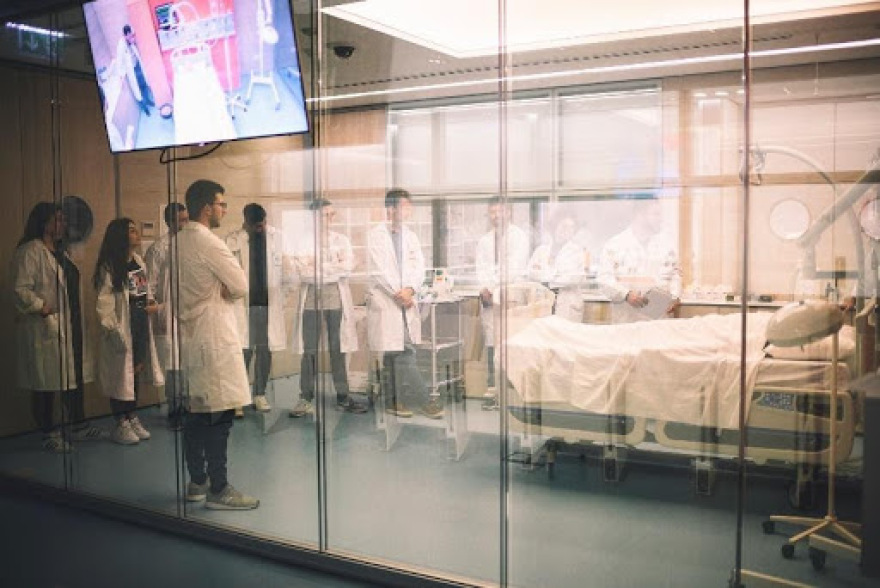 Πώς η Κύπρος δημιουργεί γιατρούς «νέας γενιάς»