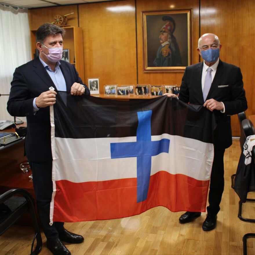 Ο Βαρβιτσιώτης παρέδωσε στο Πολεμικό Μουσείο αντίγραφα από τις δύο σημαίες της οικογένειάς του