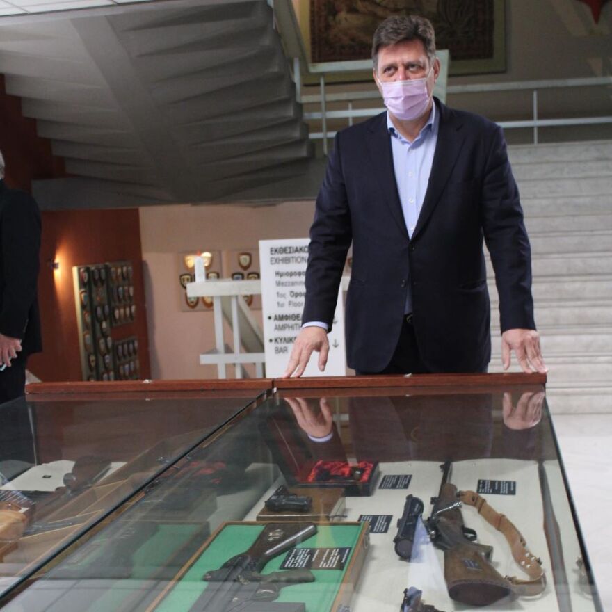 Ο Βαρβιτσιώτης παρέδωσε στο Πολεμικό Μουσείο αντίγραφα από τις δύο σημαίες της οικογένειάς του