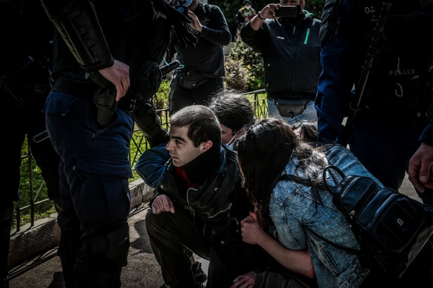 Αφέθηκε ελεύθερος ο γιος του Κουφοντίνα που είχε προσαχθεί στο Σύνταγμα