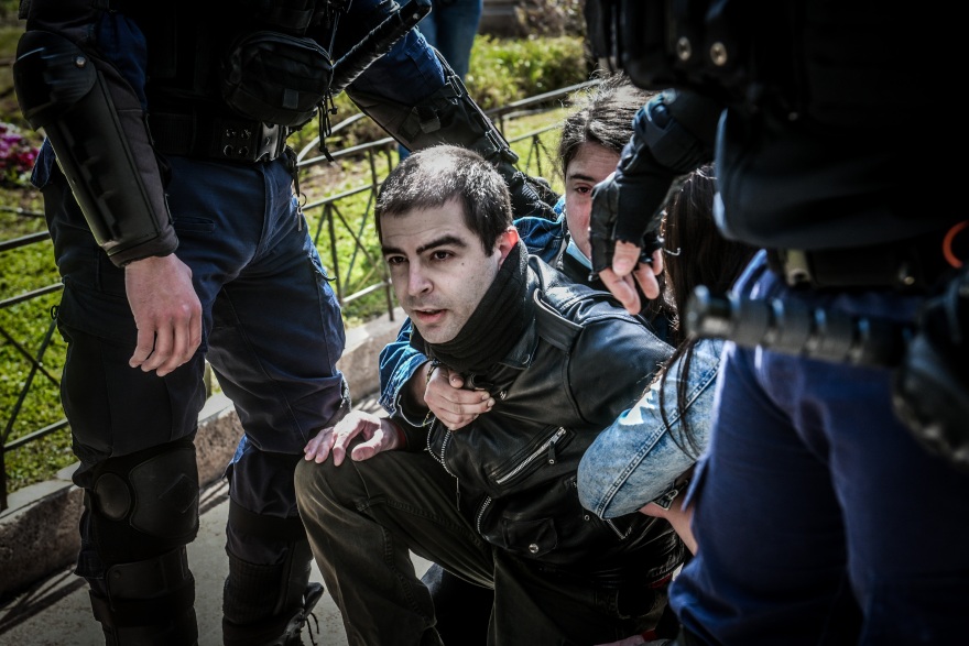Αφέθηκε ελεύθερος ο γιος του Κουφοντίνα που είχε προσαχθεί στο Σύνταγμα