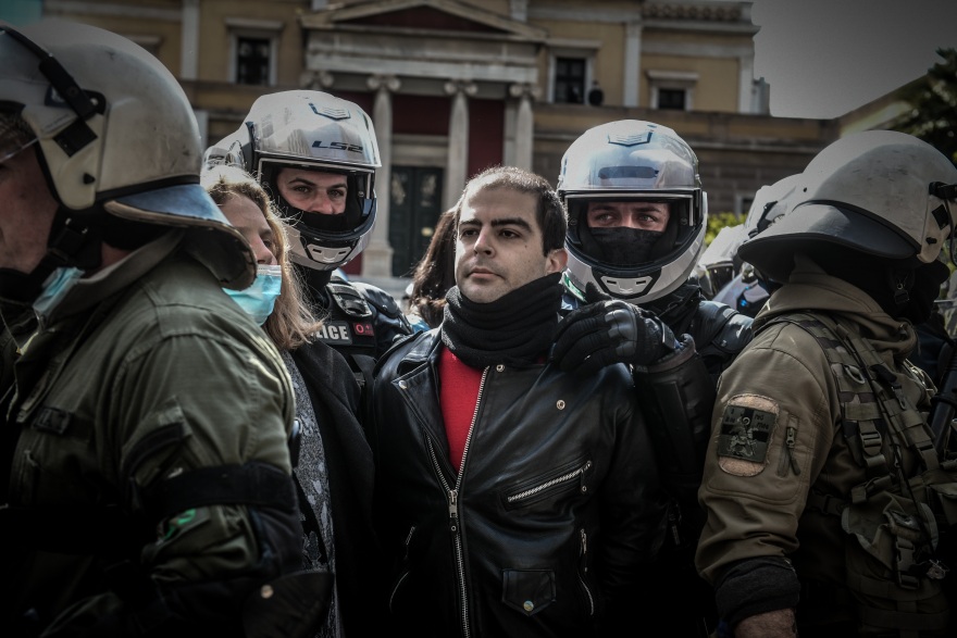 Αφέθηκε ελεύθερος ο γιος του Κουφοντίνα που είχε προσαχθεί στο Σύνταγμα